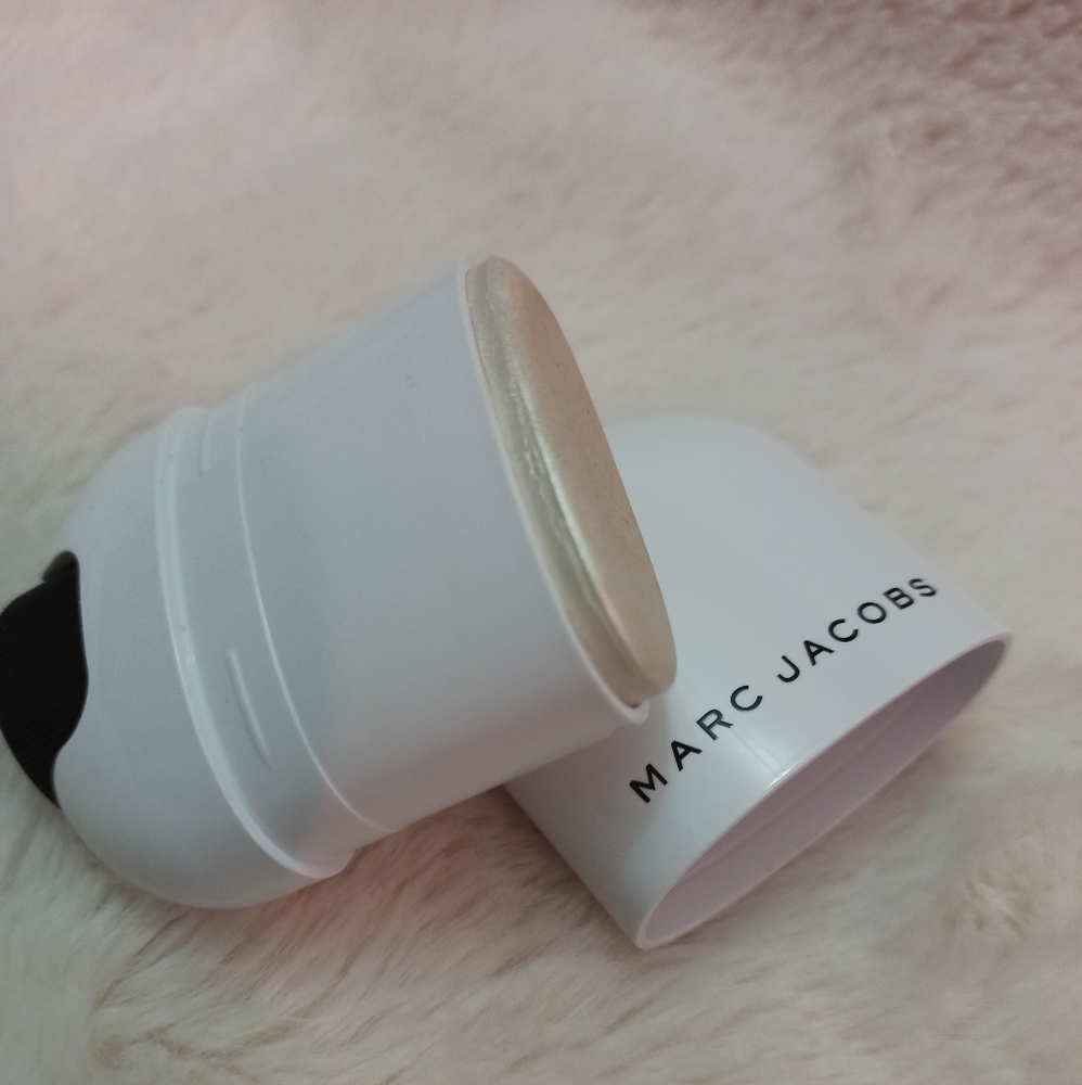 Marc Jacobs' Glow Stick Glistening Illuminator
